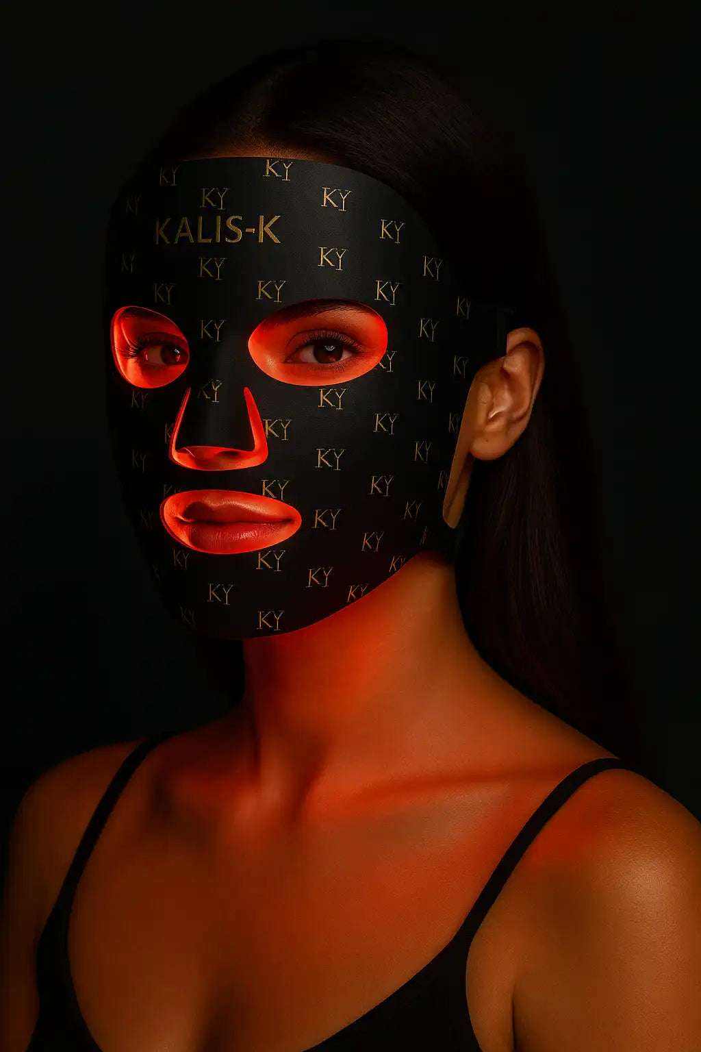 Femme portant le masque LED visage Kalis-K allumé en lumière rouge, soin de luminothérapie à domicile